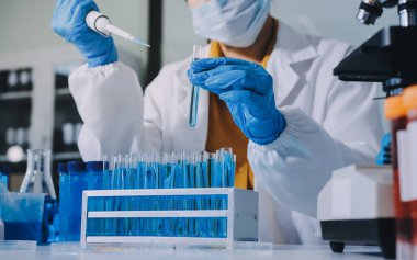 Araştırma ya da geliştirme için laboratuardaki insanlarla işbirliği, tablet ya da bilim. Tıbbi araştırma ve planlama için klinik deneyde bilim adamlarıyla buluşlar, teknolojiler ve mikroskop