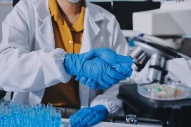 Araştırma ya da geliştirme için laboratuardaki insanlarla işbirliği, tablet ya da bilim. Tıbbi araştırma ve planlama için klinik deneyde bilim adamlarıyla buluşlar, teknolojiler ve mikroskop