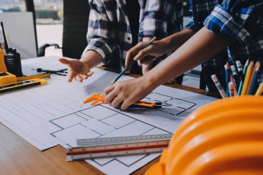 Modellik ve mühendislik araçları, inşaat konsepti ve çalışma sahasındaki proje ortağı ile çalışma planı toplantısı üzerine çalışan mühendis inşaat ve yapı kavramı.