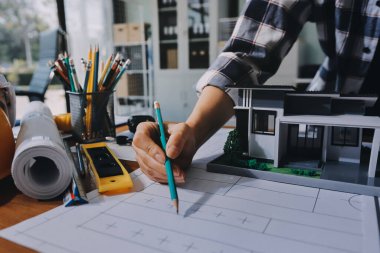 Modellik ve mühendislik araçları, inşaat konsepti ve çalışma sahasındaki proje ortağı ile çalışma planı toplantısı üzerine çalışan mühendis inşaat ve yapı kavramı.