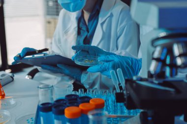 Araştırma ya da geliştirme için laboratuardaki insanlarla işbirliği, tablet ya da bilim. Tıbbi araştırma ve planlama için klinik deneyde bilim adamlarıyla buluşlar, teknolojiler ve mikroskop