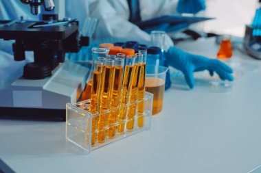 Araştırma ya da geliştirme için laboratuardaki insanlarla işbirliği, tablet ya da bilim. Tıbbi araştırma ve planlama için klinik deneyde bilim adamlarıyla buluşlar, teknolojiler ve mikroskop