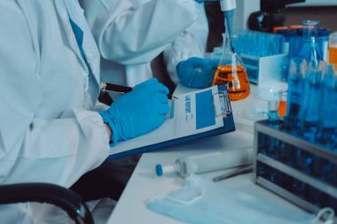 Araştırma ya da geliştirme için laboratuardaki insanlarla işbirliği, tablet ya da bilim. Tıbbi araştırma ve planlama için klinik deneyde bilim adamlarıyla buluşlar, teknolojiler ve mikroskop