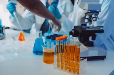 Araştırma ya da geliştirme için laboratuardaki insanlarla işbirliği, tablet ya da bilim. Tıbbi araştırma ve planlama için klinik deneyde bilim adamlarıyla buluşlar, teknolojiler ve mikroskop