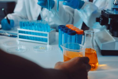 Araştırma ya da geliştirme için laboratuardaki insanlarla işbirliği, tablet ya da bilim. Tıbbi araştırma ve planlama için klinik deneyde bilim adamlarıyla buluşlar, teknolojiler ve mikroskop