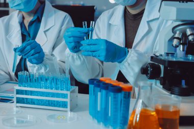 Araştırma ya da geliştirme için laboratuardaki insanlarla işbirliği, tablet ya da bilim. Tıbbi araştırma ve planlama için klinik deneyde bilim adamlarıyla buluşlar, teknolojiler ve mikroskop