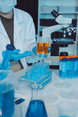 Araştırma ya da geliştirme için laboratuardaki insanlarla işbirliği, tablet ya da bilim. Tıbbi araştırma ve planlama için klinik deneyde bilim adamlarıyla buluşlar, teknolojiler ve mikroskop