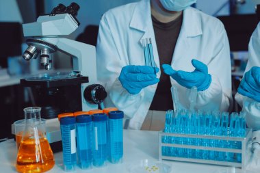 Araştırma ya da geliştirme için laboratuardaki insanlarla işbirliği, tablet ya da bilim. Tıbbi araştırma ve planlama için klinik deneyde bilim adamlarıyla buluşlar, teknolojiler ve mikroskop