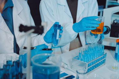 Araştırma ya da geliştirme için laboratuardaki insanlarla işbirliği, tablet ya da bilim. Tıbbi araştırma ve planlama için klinik deneyde bilim adamlarıyla buluşlar, teknolojiler ve mikroskop