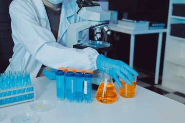 Araştırma ya da geliştirme için laboratuardaki insanlarla işbirliği, tablet ya da bilim. Tıbbi araştırma ve planlama için klinik deneyde bilim adamlarıyla buluşlar, teknolojiler ve mikroskop