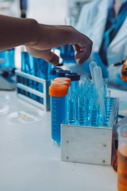 Araştırma ya da geliştirme için laboratuardaki insanlarla işbirliği, tablet ya da bilim. Tıbbi araştırma ve planlama için klinik deneyde bilim adamlarıyla buluşlar, teknolojiler ve mikroskop