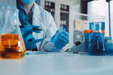 Araştırma ya da geliştirme için laboratuardaki insanlarla işbirliği, tablet ya da bilim. Tıbbi araştırma ve planlama için klinik deneyde bilim adamlarıyla buluşlar, teknolojiler ve mikroskop