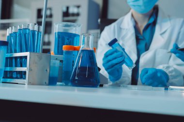 Araştırma ya da geliştirme için laboratuardaki insanlarla işbirliği, tablet ya da bilim. Tıbbi araştırma ve planlama için klinik deneyde bilim adamlarıyla buluşlar, teknolojiler ve mikroskop