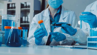 Araştırma ya da geliştirme için laboratuardaki insanlarla işbirliği, tablet ya da bilim. Tıbbi araştırma ve planlama için klinik deneyde bilim adamlarıyla buluşlar, teknolojiler ve mikroskop