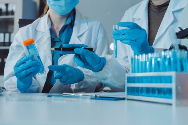 Araştırma ya da geliştirme için laboratuardaki insanlarla işbirliği, tablet ya da bilim. Tıbbi araştırma ve planlama için klinik deneyde bilim adamlarıyla buluşlar, teknolojiler ve mikroskop