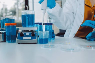 Araştırma ya da geliştirme için laboratuardaki insanlarla işbirliği, tablet ya da bilim. Tıbbi araştırma ve planlama için klinik deneyde bilim adamlarıyla buluşlar, teknolojiler ve mikroskop