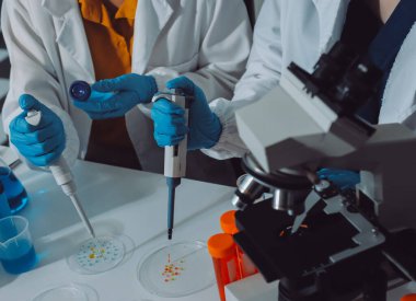 Araştırma ya da geliştirme için laboratuardaki insanlarla işbirliği, tablet ya da bilim. Tıbbi araştırma ve planlama için klinik deneyde bilim adamlarıyla buluşlar, teknolojiler ve mikroskop