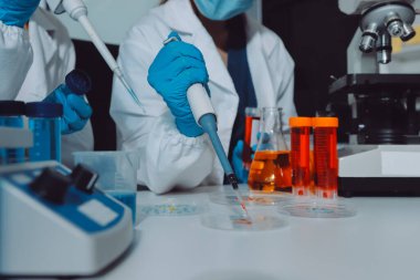 Araştırma ya da geliştirme için laboratuardaki insanlarla işbirliği, tablet ya da bilim. Tıbbi araştırma ve planlama için klinik deneyde bilim adamlarıyla buluşlar, teknolojiler ve mikroskop