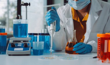 Araştırma ya da geliştirme için laboratuardaki insanlarla işbirliği, tablet ya da bilim. Tıbbi araştırma ve planlama için klinik deneyde bilim adamlarıyla buluşlar, teknolojiler ve mikroskop