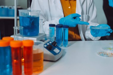 Araştırma ya da geliştirme için laboratuardaki insanlarla işbirliği, tablet ya da bilim. Tıbbi araştırma ve planlama için klinik deneyde bilim adamlarıyla buluşlar, teknolojiler ve mikroskop