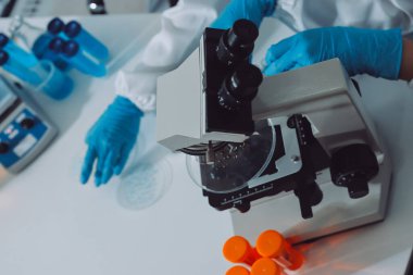 Araştırma ya da geliştirme için laboratuardaki insanlarla işbirliği, tablet ya da bilim. Tıbbi araştırma ve planlama için klinik deneyde bilim adamlarıyla buluşlar, teknolojiler ve mikroskop