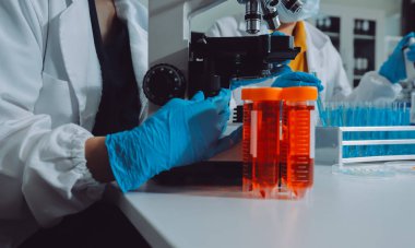 Araştırma ya da geliştirme için laboratuardaki insanlarla işbirliği, tablet ya da bilim. Tıbbi araştırma ve planlama için klinik deneyde bilim adamlarıyla buluşlar, teknolojiler ve mikroskop