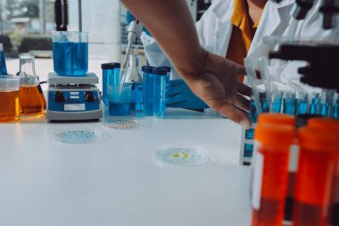 Araştırma ya da geliştirme için laboratuardaki insanlarla işbirliği, tablet ya da bilim. Tıbbi araştırma ve planlama için klinik deneyde bilim adamlarıyla buluşlar, teknolojiler ve mikroskop