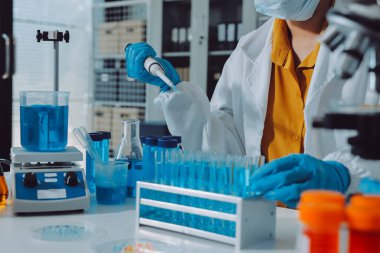 Araştırma ya da geliştirme için laboratuardaki insanlarla işbirliği, tablet ya da bilim. Tıbbi araştırma ve planlama için klinik deneyde bilim adamlarıyla buluşlar, teknolojiler ve mikroskop