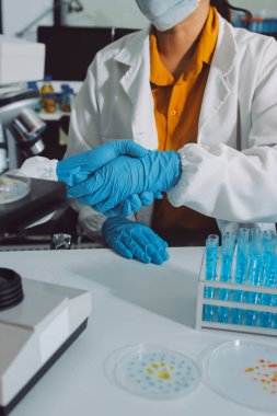 Araştırma ya da geliştirme için laboratuardaki insanlarla işbirliği, tablet ya da bilim. Tıbbi araştırma ve planlama için klinik deneyde bilim adamlarıyla buluşlar, teknolojiler ve mikroskop