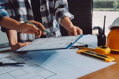 Modellik ve mühendislik araçları, inşaat konsepti ve çalışma sahasındaki proje ortağı ile çalışma planı toplantısı üzerine çalışan mühendis inşaat ve yapı kavramı.