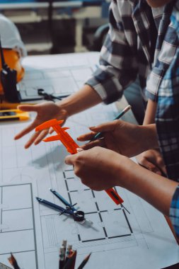 Modellik ve mühendislik araçları, inşaat konsepti ve çalışma sahasındaki proje ortağı ile çalışma planı toplantısı üzerine çalışan mühendis inşaat ve yapı kavramı.