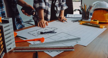 Modellik ve mühendislik araçları, inşaat konsepti ve çalışma sahasındaki proje ortağı ile çalışma planı toplantısı üzerine çalışan mühendis inşaat ve yapı kavramı.