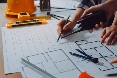 Modellik ve mühendislik araçları, inşaat konsepti ve çalışma sahasındaki proje ortağı ile çalışma planı toplantısı üzerine çalışan mühendis inşaat ve yapı kavramı.