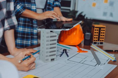 Modellik ve mühendislik araçları, inşaat konsepti ve çalışma sahasındaki proje ortağı ile çalışma planı toplantısı üzerine çalışan mühendis inşaat ve yapı kavramı.