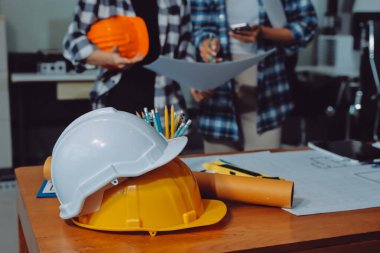 Modellik ve mühendislik araçları, inşaat konsepti ve çalışma sahasındaki proje ortağı ile çalışma planı toplantısı üzerine çalışan mühendis inşaat ve yapı kavramı.