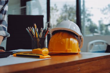 Modellik ve mühendislik araçları, inşaat konsepti ve çalışma sahasındaki proje ortağı ile çalışma planı toplantısı üzerine çalışan mühendis inşaat ve yapı kavramı.