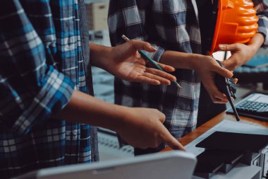 Modellik ve mühendislik araçları, inşaat konsepti ve çalışma sahasındaki proje ortağı ile çalışma planı toplantısı üzerine çalışan mühendis inşaat ve yapı kavramı.