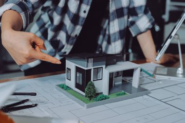 Modellik ve mühendislik araçları, inşaat konsepti ve çalışma sahasındaki proje ortağı ile çalışma planı toplantısı üzerine çalışan mühendis inşaat ve yapı kavramı.