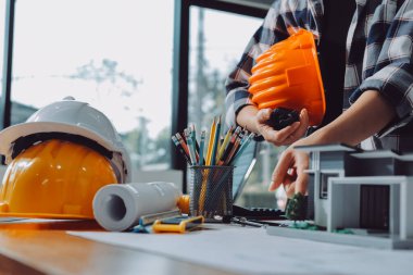 Modellik ve mühendislik araçları, inşaat konsepti ve çalışma sahasındaki proje ortağı ile çalışma planı toplantısı üzerine çalışan mühendis inşaat ve yapı kavramı.