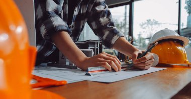 Modellik ve mühendislik araçları, inşaat konsepti ve çalışma sahasındaki proje ortağı ile çalışma planı toplantısı üzerine çalışan mühendis inşaat ve yapı kavramı.