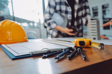 Modellik ve mühendislik araçları, inşaat konsepti ve çalışma sahasındaki proje ortağı ile çalışma planı toplantısı üzerine çalışan mühendis inşaat ve yapı kavramı.