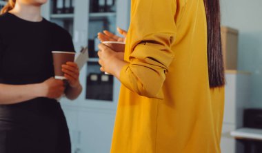 Modellik ve mühendislik araçları, inşaat konsepti ve çalışma sahasındaki proje ortağı ile çalışma planı toplantısı üzerine çalışan mühendis inşaat ve yapı kavramı.