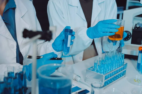 Araştırma ya da geliştirme için laboratuardaki insanlarla işbirliği, tablet ya da bilim. Tıbbi araştırma ve planlama için klinik deneyde bilim adamlarıyla buluşlar, teknolojiler ve mikroskop