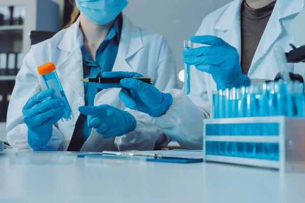 Araştırma ya da geliştirme için laboratuardaki insanlarla işbirliği, tablet ya da bilim. Tıbbi araştırma ve planlama için klinik deneyde bilim adamlarıyla buluşlar, teknolojiler ve mikroskop