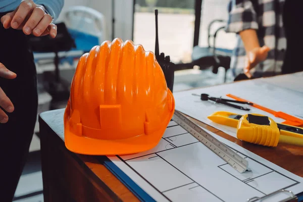 Modellik ve mühendislik araçları, inşaat konsepti ve çalışma sahasındaki proje ortağı ile çalışma planı toplantısı üzerine çalışan mühendis inşaat ve yapı kavramı.