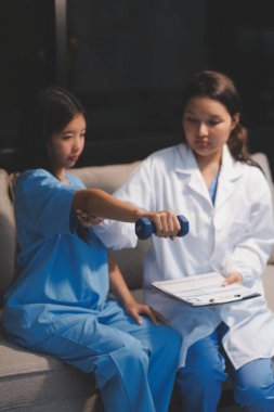 Tanımlanamayan fiziksel terapi sırasında mavi el ağırlığı kullanır