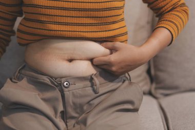 Şişman karnına dokunup sıkarken çekilmiş bir fotoğraf..