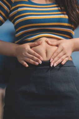 Şişman karnına dokunup sıkarken çekilmiş bir fotoğraf..