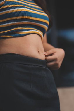 Şişman karnına dokunup sıkarken çekilmiş bir fotoğraf..