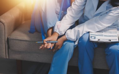 Kendine güvenen fizyoterapist, hastanın bacağını klinik odasında gerdirerek direnç bandı kullanmasına yardım ediyor..